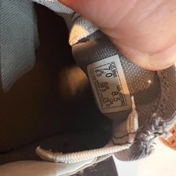 CHUCK Taylor All Star Classic - mens 8.5 womens 10 - Picture 6 of 6